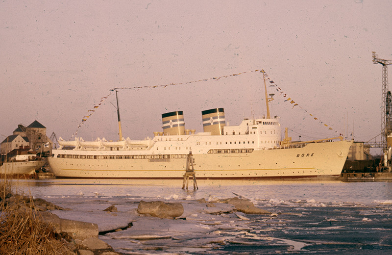 Matkustaja-autolautta S/S Bore Turun satamassa valmiina reitilleen Turku-Tukholma